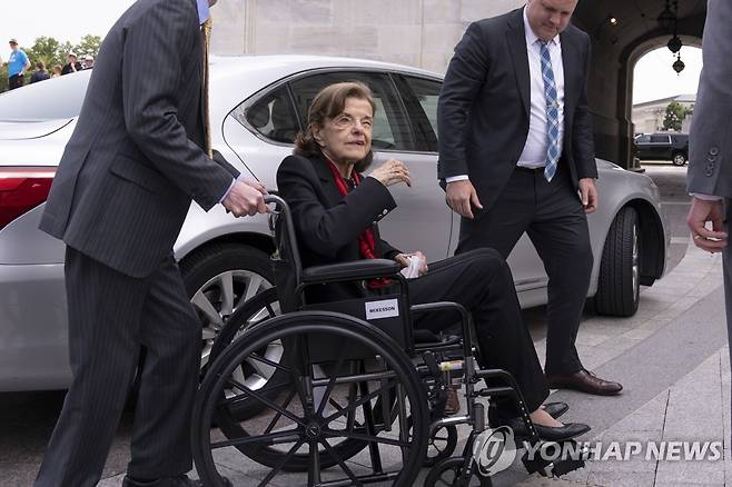 휠체어에 탄 채 등원한 다이앤 파인스타인 미국 상원의원 [AP=연합뉴스]