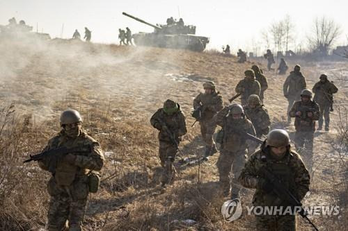 러시아와의 전선에 투입된 우크라이나군 [AP 연합뉴스 자료사진. 재판매 및 DB 금지]