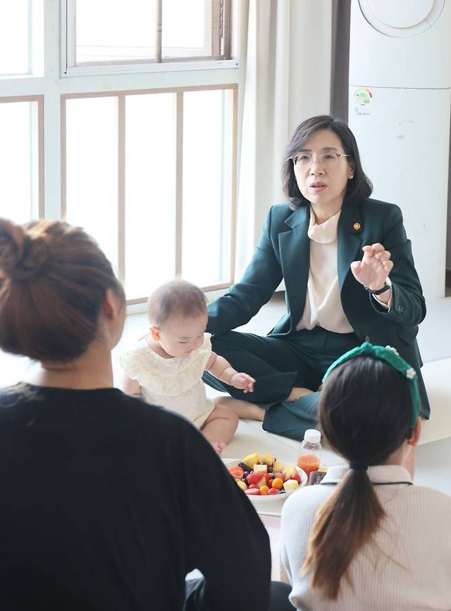 (서울=연합뉴스) 김현숙 여성가족부 장관이 11일 오후 서울 성북구 아이돌봄서비스 이용 다자녀가정을 방문해 이용자·아이돌보미·자녀와 소통하고 있다. [여성가족부 제공. 재판매 및 DB 금지]