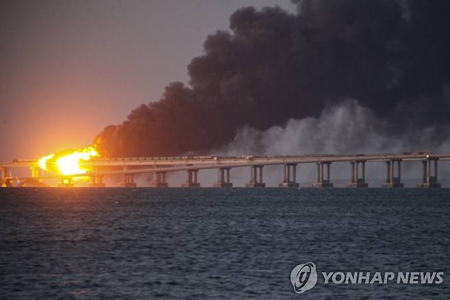 러시아 본토외 크림반도를 잇는 크림대교가 공격을 받아 불타는 모습 [AP 연합뉴스 자료사진]