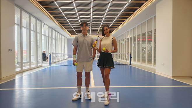 12일 잠실 롯데월드몰 3층 테니스메트로 매장 코트에서 모델들이 기념 사진을 찍고 있는 모습. (사진=백주아 기자)