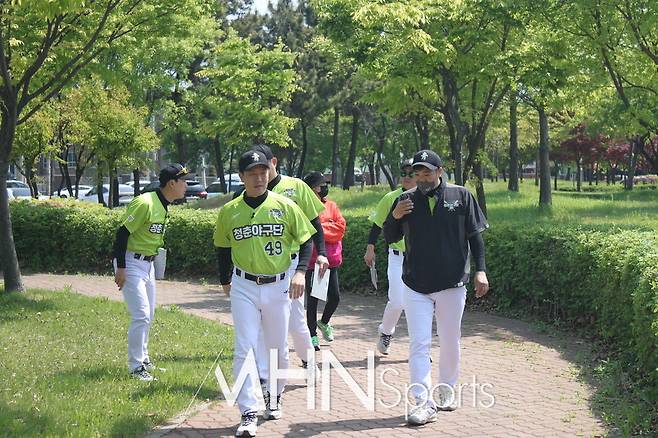 청춘야구단 녹화 준비에 임하는 청춘야구단 코칭스태프와 손성권 PD. 사진ⓒ김현희 기자