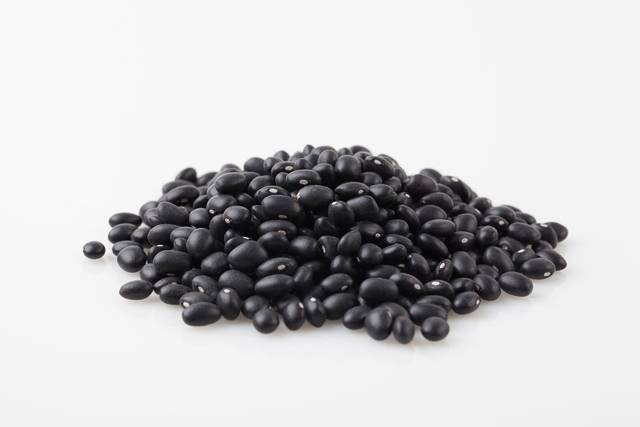 검은콩은 일반콩과 영양 면에서 큰 차이는 없지만 까만 껍질에 노화를 늦추는 항산화 물질이 일반콩보다 4배나 많다. [사진=클립아트코리아]