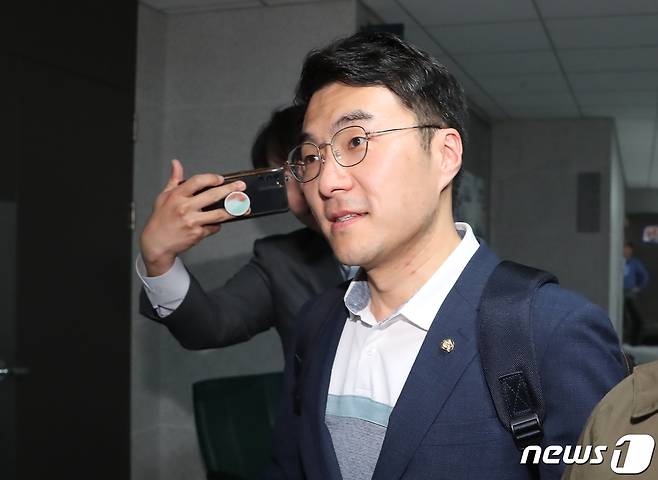 김남국 더불어민주당 의원이 9일 저녁 서울 여의도 국회 의원회관 의원실에서 나와 취재진의 질문을 받으며 이동하고 있다. 2023.5.9/뉴스1 ⓒ News1 송원영 기자