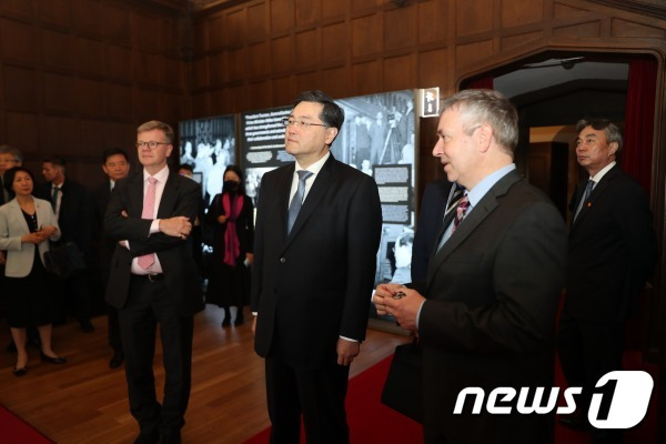 10일(현지시간) 친강 중국 외교부장이 2차 세계대전 종전 직전 일본에서 중국으로의 대만 반환이 재확인된 '포츠담 선언' 현장을 찾았다.