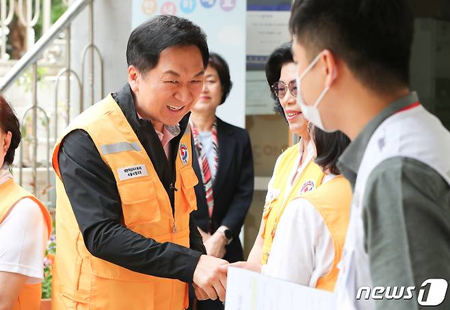 김기현 국민의힘 대표가 12일 서울 성동구 관내 아동 복지시설인 '이든 아이빌'을 찾아 취약계층 봄맞이 빨래 봉사를 하기 앞서 대한적십자 관계자들과 인사하고 있다. 2023.5.11/뉴스1 ⓒ News1 허경 기자