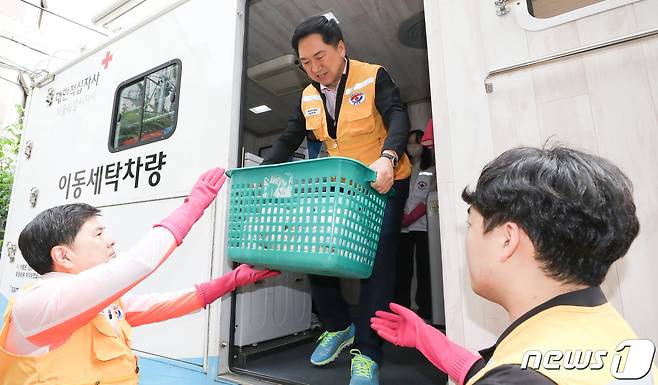 김기현 국민의힘 대표가 12일 서울 성동구 관내 아동 복지시설인 '이든 아이빌'을 찾아 취약계층 봄맞이 빨래 봉사를 하고 있다. 2023.5.11/뉴스1 ⓒ News1 허경 기자