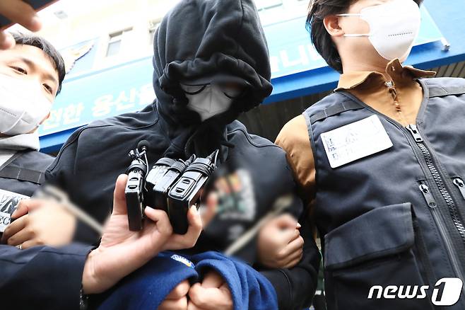 필리핀에서 약 8만 명이 동시에 투약할 수 있는 대량의 마약을 들여와 유통한 총책이 12일 오전 서울 용산경찰서에서 나와 검찰로 송치되고 있다. 2023.5.12/뉴스1 ⓒ News1 박정호 기자