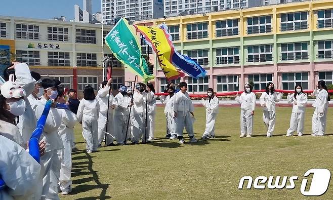 여수남초등학교 (교장 김숙연)-5,6학년 학생들이 10일 운동장에서 소동줄놀이 공연을 펼치고 있다. 소동줄놀이는 여수에서 전승되는 민속놀이로 정월 대보름 전날에 새끼줄을 매고 뛰면서 흥을 돋우는 놀이다.(전남도교육청 제공)/뉴스1