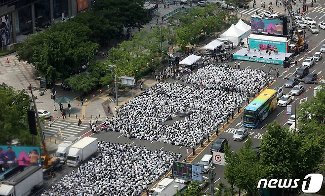 대한간호협회 간호사들이 12일 오후 서울 동화면세점 앞 세종대로에서 열린 국제간호사의 날 기념 집회에서 간호법 제정을 촉구하고 있다. 2023.5.12/뉴스1 ⓒ News1 박세연 기자