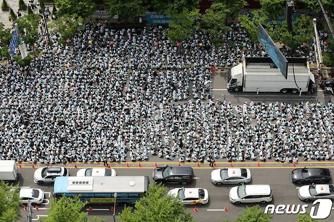 대한간호협회 간호사들이 12일 오후 서울 동화면세점 앞 세종대로에서 열린 국제간호사의 날 기념 집회에서 간호법 제정을 촉구하고 있다. 2023.5.12/뉴스1 ⓒ News1 박세연 기자