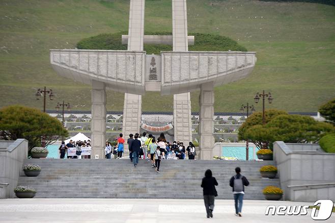 5·18민주화운동 제43주년을 6일 앞둔 12일 광주 북구 운정동 국립5·18민주묘지에 참배객들의 발길이 이어지고 있다. 2023.5.12/뉴스1 ⓒ News1 이승현 기자