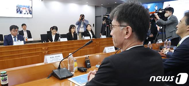 윤현수 외교부 기후환경과학외교국장을 수석대표로 하는 한국측 대표단과 가이후 아쓰시 외무성 군축불확산과학부장을 수석대표로 하는 일본측 대표단이 12일 오후 서울 종로구 외교부 청사에서 후쿠시마 원전 오염수 시찰단 파견 관련 논의를 위한 한일 국장급 협의를 하고 있다. (공동취재) 2023.5.12/뉴스1 ⓒ News1 김명섭 기자