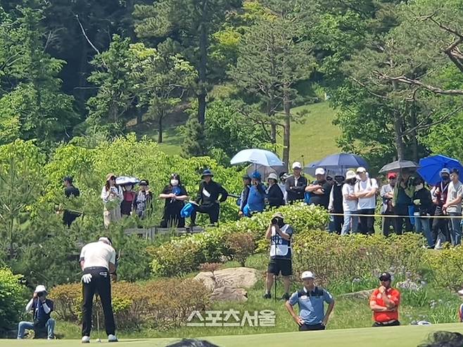 11일 우리금융 챔피언십이 열린 경기도 여주 페럼CC.에서 퍼트하는 박상현(왼쪽)과 지켜보는 임성재(가운데)와 정찬민. 사진| 조현정기자 hjcho@sportsseoul.com