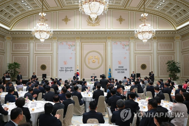 윤석열 대통령이 12일 청와대 영빈관에서 열린 시군자치구의회의장 오찬 간담회에 참석하고 있다. [사진출처=연합뉴스]