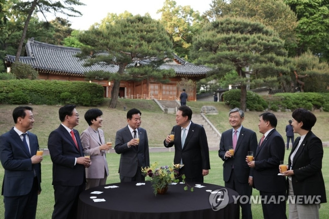 윤석열 대통령이 12일 청와대 영빈관에서 열린 시군자치구의회의장 오찬 간담회에 참석하고 있다. [사진출처=연합뉴스]