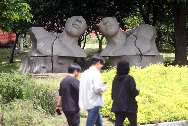 지난 10일 서울 송파구 올림픽 조각공원을 거니는 시민들. /장련성 기자
