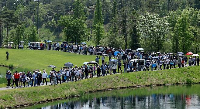 11일 KPGA 코리안투어 우리금융챔피언십이 열린 경기도 여주 페럼클럽에 많은 팬이 몰렸다. 월드 스타 임성재와 괴물 장타자 정찬민, 베테랑 박상현이 한 조를 이루자 이들을 보려는 팬들로 장사진을 이뤘다. [KPGA]