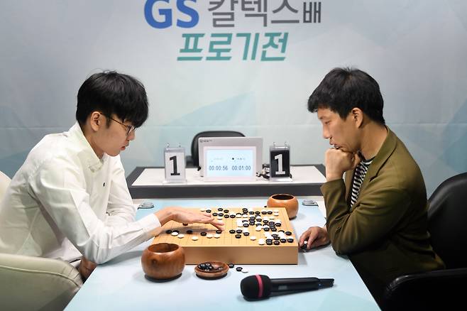 신진서(왼쪽)가 충격의 패배를 당한 뒤 백홍석과 복기하고 있다.