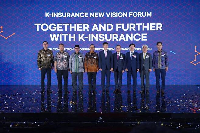 이달 12일(현지시간) 인도네시아 자카르타 더 세인트 레지스 호텔에서 열린 「K-Insurance New Vision Forum」에서 여승주 한화생명 대표(오른쪽 네번째)와 이복현 금융감독원장(가운데), 홍원학 삼성화재 대표(오른쪽 세번쨰), 김기환 KB손해보험 대표(오른쪽 두번째), 오기 쁘라스또미요노 인도네시아 금융감독청(OJK) 부청장(왼쪽 네번째) 등 관계자가 함께 기념촬영을 하고 있다. 사진=한화생명 제공