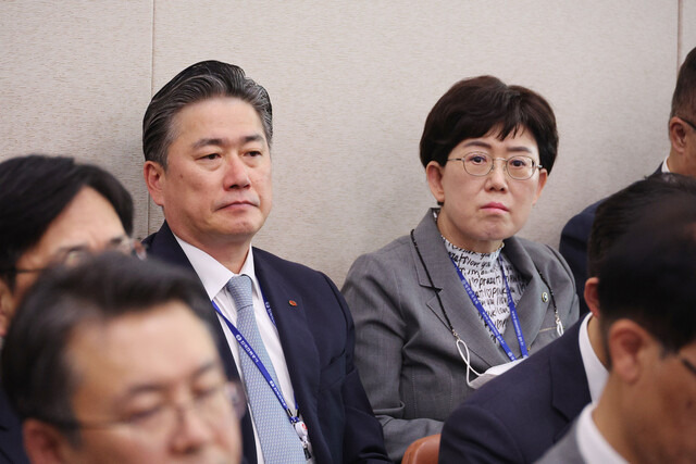 정승일 한국전력공사 사장(왼쪽)과 최연혜 한국가스공사 사장이 지난 11일 오후 국회에서 열린 산업통상자원중소벤처기업위원회 전체회의에 참석하고 있다. 연합뉴스