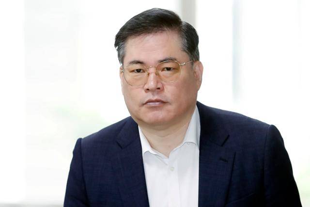 유동규 전 성남도시개발공사 기획본부장이 12일 서울 서초구 서울중앙지방법원에서 열린 '편의제공 대가 뇌물수수 혐의' 공판에 출석하고 있다. 뉴시스