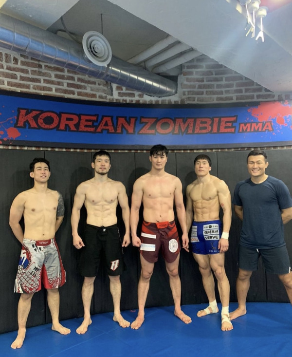 김한슬(가운데)은 스승 정찬성(오른쪽)의 지원 사격 속 UFC 진출에 도전한다.(사진=김한슬 SNS)