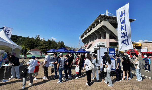 지난 해 6월 스포츠토토코리아가 인천에 위치한 SSG랜더스필드에서 진행한 현장행사에 많은 시민들이 참여하기 위해 줄을 서고 있다. 사진=스포츠토토 제공