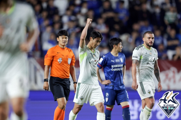 전북 팬들이 정동식 심판(왼쪽)을 향해 김민재 응원 구호인 'KIM'을 외쳤다.(사진=프로축구연맹)