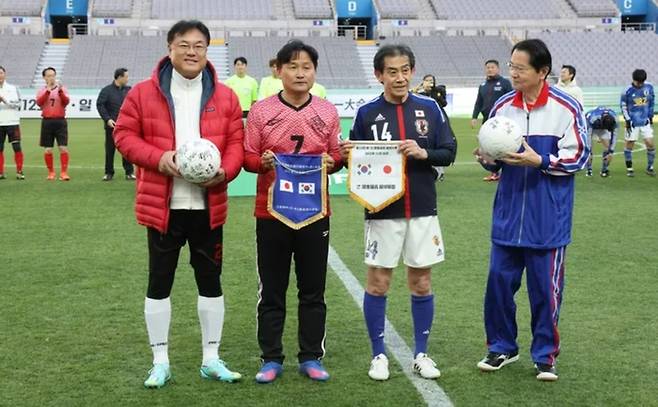 지난해 11월 서울월드컵경기장에서 열린 한·일 국회의원 축구대회에서 당시 국민의힘 비대위원장인 정진석 국회의원축구연맹 회장이 에토 세이시로 일한의원축구연맹 회장과 사인볼을 교환하고 있다. 왼쪽부터 정 회장,  김영진 더불어민주당 의원, 아이사와 이치로 의원, 에토 회장.