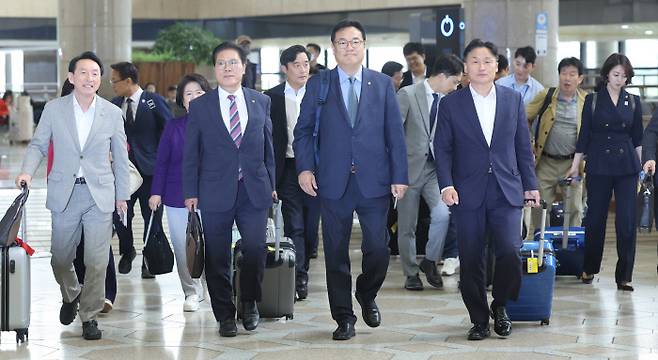 4년 만의 한·일 의원 축구 정진석 국민의힘 의원(오른쪽에서 두번째), 김영진 더불어민주당 의원(오른쪽) 등 국회의원축구연맹 소속 여야 의원 24명이 13일 열리는 제16회 한·일 의원 친선축구 경기 참석을 위해 12일 오후 김포국제공항을 통해 출국하고 있다. 연합뉴스