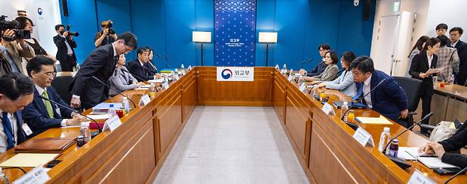 한·일 ‘오염수 실무협의’ 윤현수 외교부 기후환경과학외교국장(오른쪽)과 일본 측 가이후 아쓰시 군축불확산과장(왼쪽)이 12일 서울 종로구 외교부에서 열린 후쿠시마 오염수 현장 시찰 한·일 실무협의 회담장에 입장해 자리에 앉고 있다. 사진공동취재단