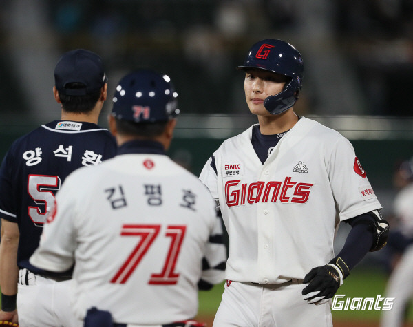 프로야구 롯데 자이언츠의 윤동희가 11일 부산 사직구장에서 열린 두산전에서 적시타를 터트린 뒤 기뻐하고 있다. 롯데 자이언츠 제공