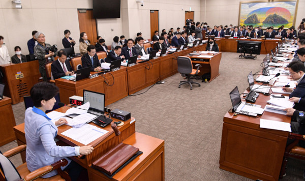 백혜련 국회 정무위원회 위원장이 11일 서울 여의도 국회에서 열린 정무위 전체회의에서 의사봉을 두드리고 있다. 이한결 기자