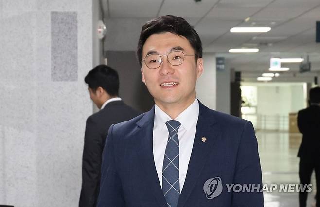 가상자산 보유 논란이 계속되고 있는 더불어민주당 김남국 의원이 9일 오전 서울 여의도 국회 의원회관 의원실로 들어가고 있다. 2023.5.9. / 사진=연합뉴스