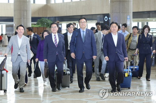 출국하는 국회의원축구연맹 [연합뉴스]