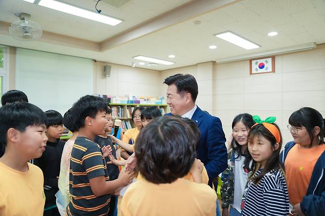 오영훈 지사는 12일 오전 10시 모교인 서귀포시 남원읍 흥산초등학교를 찾아  4~6학년 학생들을 대상으로 ‘빛나는 우리의 꿈’이라는 주제로 대화를 나눴다. <자료=제주도>