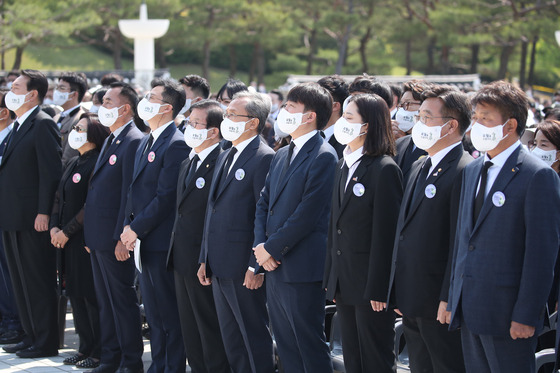 (광주=뉴스1) 안은나 기자 = 윤석열 대통령이 18일 광주 북구 국립5·18민주묘지에서 열린 제42주년 5·18민주화운동 기념식에서 박병석 국회의장, 유남석 헌법재판소장 이준석 국민의힘 대표, 박지현·윤호중 더불어민주당 공동비상대책위원장, 여영국 정의당 대표와 함께 애국가를 부르고 있다. (대통령실사진기자단) 2022.5.18/뉴스1