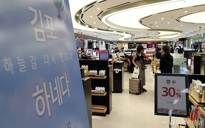 코로나19 여파로 중단됐던 김포-하네다 국제선 노선의 운항이 재개된 29일 서울 강서구 김포공항 국제선 탑승장에서 승객들이 면세구역을 이용하고 있다. /사진=이기범 기자 leekb@