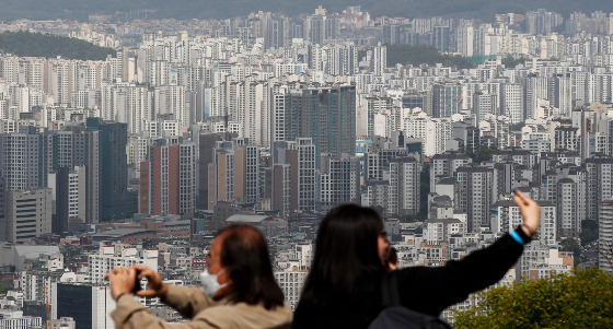 12일 한국부동산원이 5월 둘째 주(5월8일 기준) 전국 주간 아파트가격 동향을 조사한 결과 매매가격은 전주(-0.09%)대비 0.02%포인트(p) 오른 -0.07%를 기록했다. 시도별로는 세종(0.39%)은 상승, 인천(0.00%)은 보합, 울산(-0.16%) 대구(-0.15%) 제주(-0.14%) 광주(-0.14%) 전북(-0.13%) 부산(-0.13%) 전남(-0.11%) 등은 하락했다. 공표지역 176개 시·군·구 중 지난주 대비 상승 지역은 21개에서 28개로 증가했으며 보합 지역(8→7개)와 하락 지역(147→141개)은 줄었다./사진=뉴스1