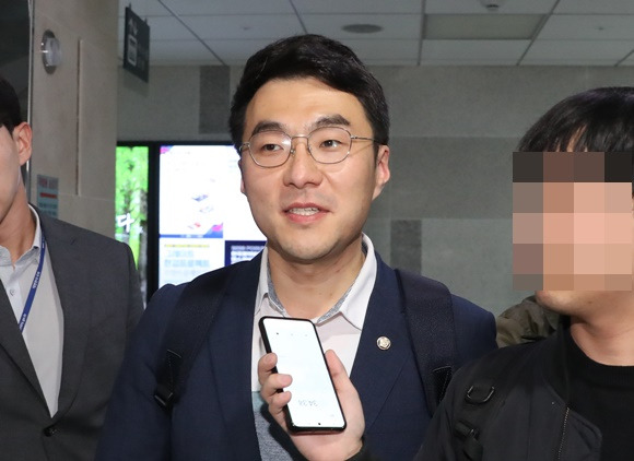 가상자산 보유 논란이 계속되고 있는 김남국 더불어민주당 의원이 지난 9일 오후 서울 여의도 국회 의원회관 의원실에서 나와 취재진의 질문을 받으며 이동하는 모습. /사진=뉴스1