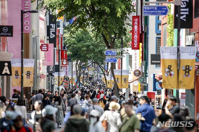 [서울=뉴시스] 서울 중구 명동거리가 관광객과 시민들로 가득 차 있다. (사진=뉴시스 DB). photo@newsis.com