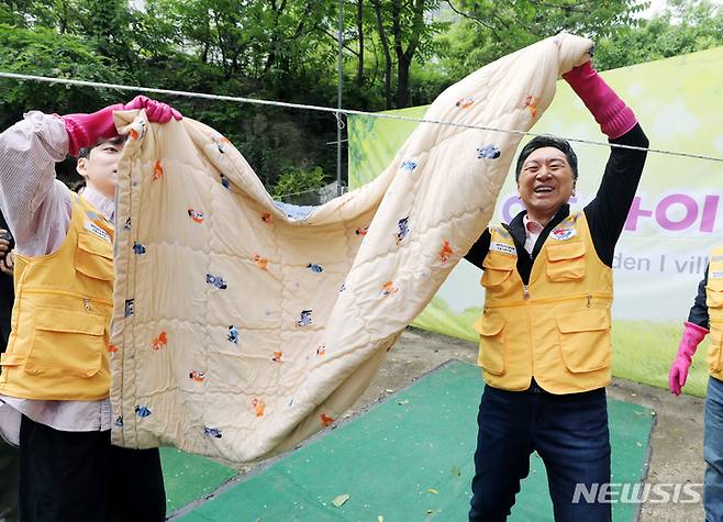 [서울=뉴시스] 김진아 기자 = 김기현 국민의힘 대표가 12일 오전 서울 성동구 아동 복지시설인 '이든 아이빌'을 찾아 봄맞이 빨래 봉사 활동을 하고 있다. 2023.05.12. bluesoda@newsis.com