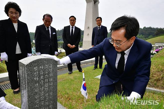 [광주=뉴시스] 이영주 기자 = 김동연 경기도지사가 12일 오전 광주 북구 운정동 국립5·18민주묘지에서 경기도민으로서 5·18 당시 참여했다가 다쳐 훗날 숨진 고(故) 최상필 열사의 묘소를 찾아 참배하고 있다. 2023.05.12. leeyj2578@newsis.com