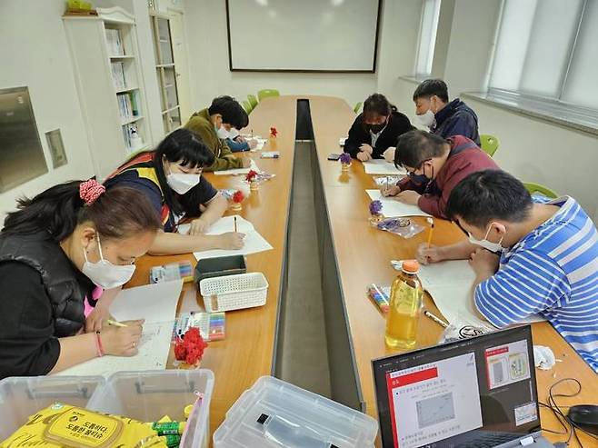 제천복지관에서 진행된 교통대 장애인 과학특수교육. (사진=교통대 제공) *재판매 및 DB 금지