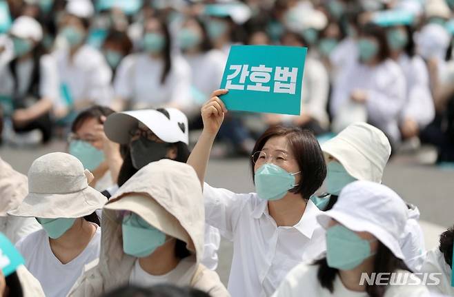 [서울=뉴시스] 김선웅 기자 = 전국의 간호사 및 간호대학생들이 국제 간호사의 날인 12일 서울 종로구 세종대로에서 열린 국제 간호사의 날 기념집회에 참석해 국회 본회의를 통과한 간호법의 대통령 공포(公布)를 촉구하고 있다. 2023.05.12. mangusta@newsis.com