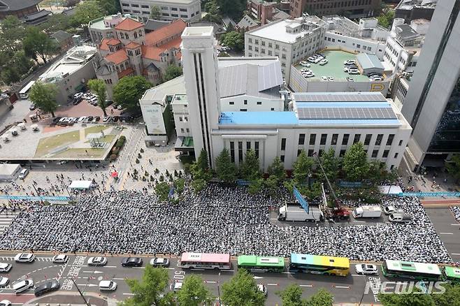 [서울=뉴시스] 김선웅 기자 = 전국의 간호사 및 간호대학생들이 국제 간호사의 날인 12일 서울 종로구 세종대로에서 열린 국제 간호사의 날 기념집회에 참석해 국회 본회의를 통과한 간호법의 대통령 공포(公布)를 촉구하고 있다. 2023.05.12. mangusta@newsis.com