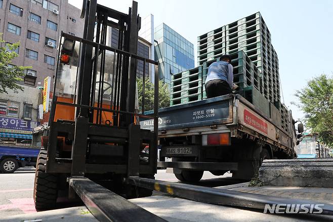 [서울=뉴시스] 권창회 기자 = 지난해 5월 24일 오후 서울 시내 한 골목에서 지게차 운전수가 작업하는 모습. (해당 사고와 관계 없음) 2022.05.24. kch0523@newsis.com