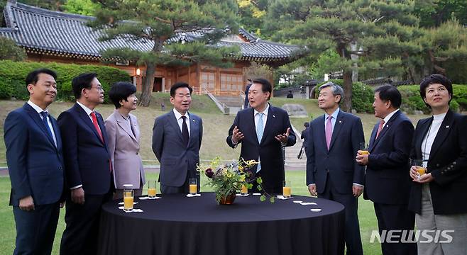 [서울=뉴시스] 홍효식 기자 = 윤석열 대통령이 12일 청와대 상춘재에서 열린 국회의장단 초청 만찬에 앞서 녹지원에서 차담회를 하고 있다. 왼쪽부터 이광재 국회 사무총장, 정우택, 김영주 국회부의장, 김진표 국회의장, 윤 대통령, 조태용 국가안보실장, 이진복 정무수석, 김은혜 홍보수석. 2023.05.12. yesphoto@newsis.com