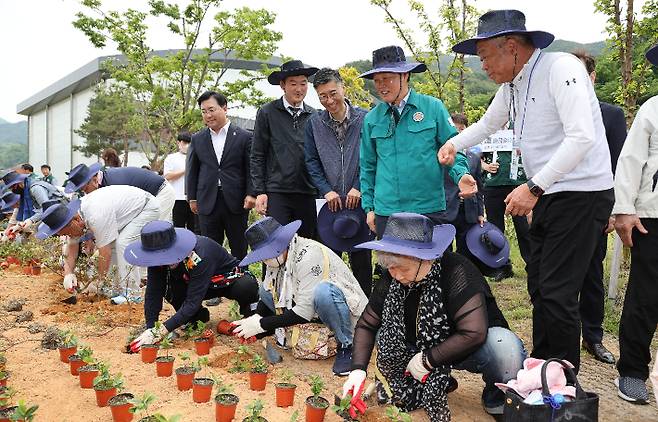 재일·재경·재부 경남도민회 향토기념 식수행사. 경남도청 제공